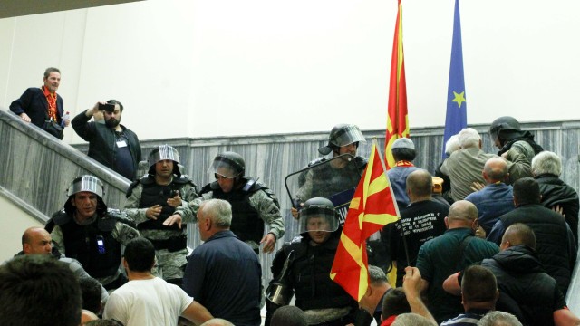 Снимка: След сблъсъците в македонския парламент: Издадоха заповед за арест на 15 души 