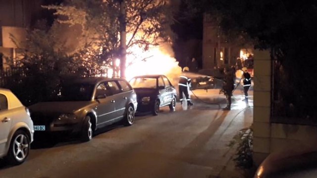 Снимка: Луксозен джип изгоря във Варна, огънят засегна и други 3 коли 