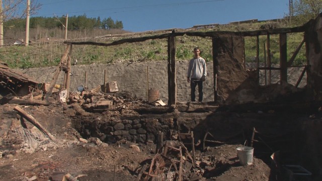 Снимка: Месец преди бала: Абитуриент и майка му останаха без дом