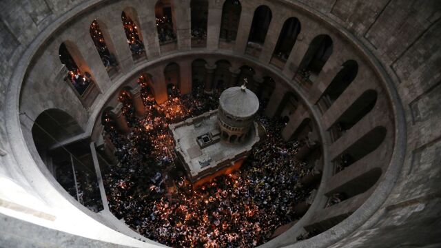 Снимка: С правителствен самолет от Йерусалим: Благодатният огън ще пристигне в Гърция на Велика събота
