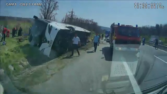 Снимка: Първата линейка, пристигнала при катастрофата край Вакарел (ВИДЕО)