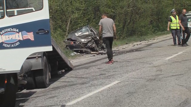 Снимка: Катастрофа между трактор и три коли взе жертва