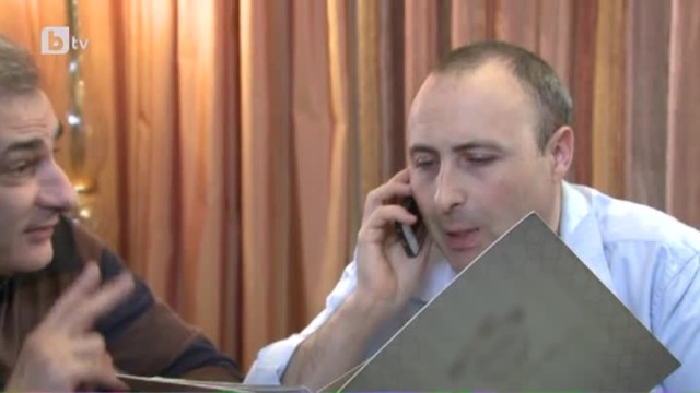 Лъчезара приема поръчката на Руслан Мъйнов и Христо Гърбов