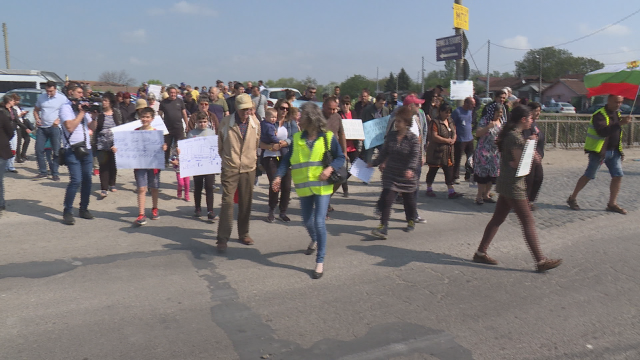 Снимка: Жителите на „Малашевци” протестираха срещу минаването на тирове през квартала