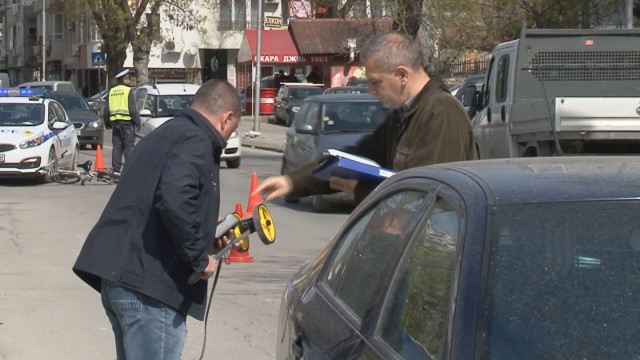 Снимка: Автомобил удари 63-годишна колоездачка във Варна