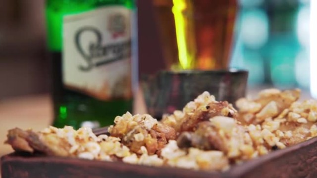 (Не)стандартни вкусове за бира с chef Георги Бойковски: Крилца с кетчуп от ягоди