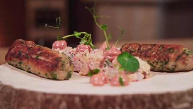 (Не)стандартни вкусове за бира с chef Георги Бойковски: Рибени кебапчета с картофена салата