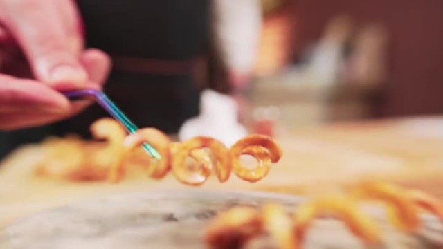 (Не)стандартни вкусове за бира с chef Георги Бойковски: Туист на класически картофки със сирене