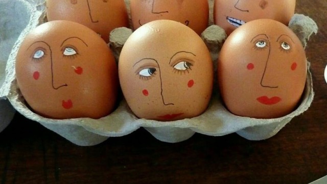 Снимка: Най-лесните великденски яйца - с грим и червило (СНИМКИ + ВИДЕО)