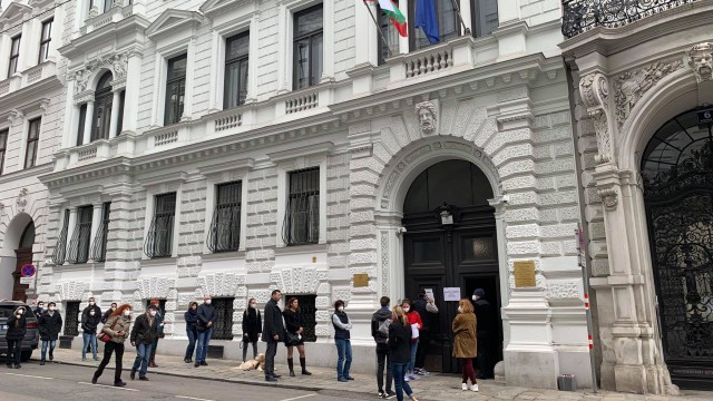 Снимка: Около 300 са подадените заявления за гласуване в посолството ни в Австрия