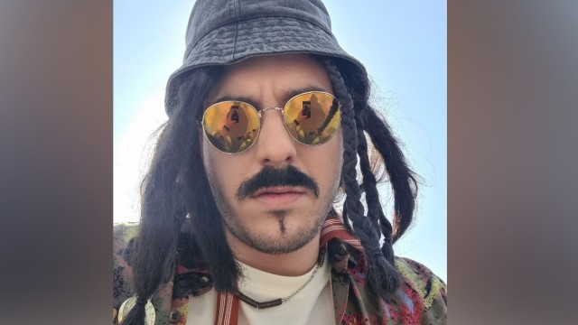 Снимка: Николаос Цитиридис влиза в ролята на уличен музикант в „Николаос+“