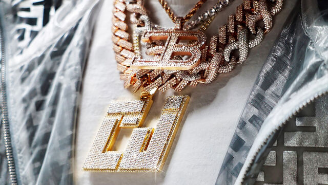 CJ пусна делукс издание на Loyalty Over Royalty