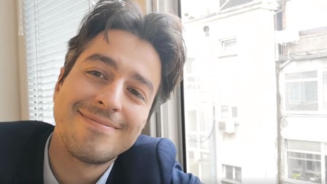 Снимка: Селфи в кабинета: Видео на културния министър обиколи социалните мрежи
