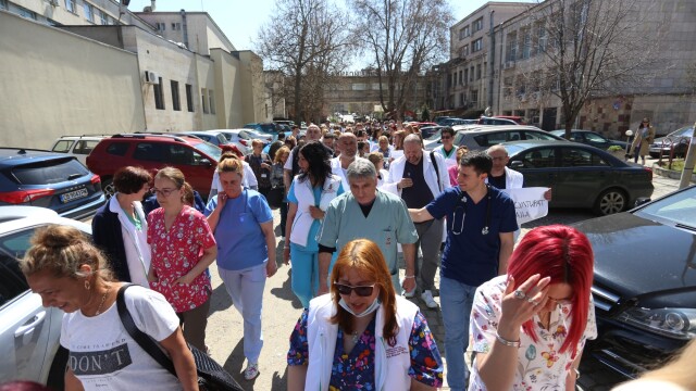 Снимка: Лекари и медицински сестри от ИСУЛ на протест с искане за по-високи заплати