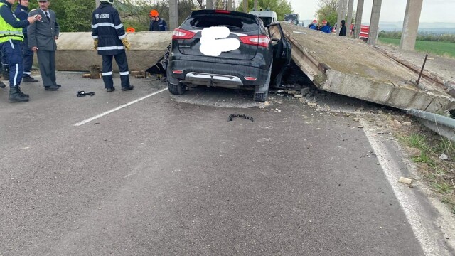Снимка: Железобетонна конструкция падна върху кола в Девня