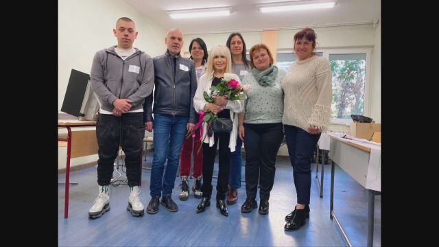 Снимка: Посрещнаха Лили Иванова с цветя в избирателната секция