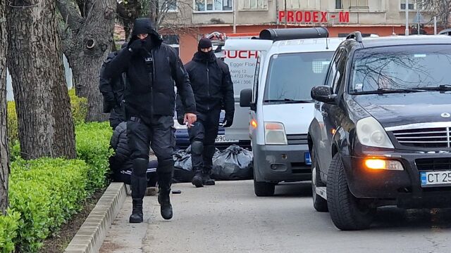 Снимка: 48 чувала тютюн без документи: Петима са задържаните в Казанлък (СНИМКИ)