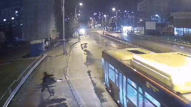 Снимка: Вандалски акт: Мъж хвърли камък по автобус в Перник (ВИДЕО)