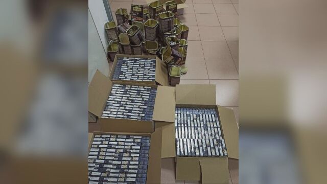 Снимка: Заловиха 210 кутии контрабандни цигари в консерви с кучешка храна
