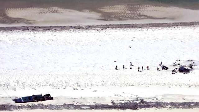 Снимка: Спасени случайно: 11 рибари оцеляха на остров без храна и вода