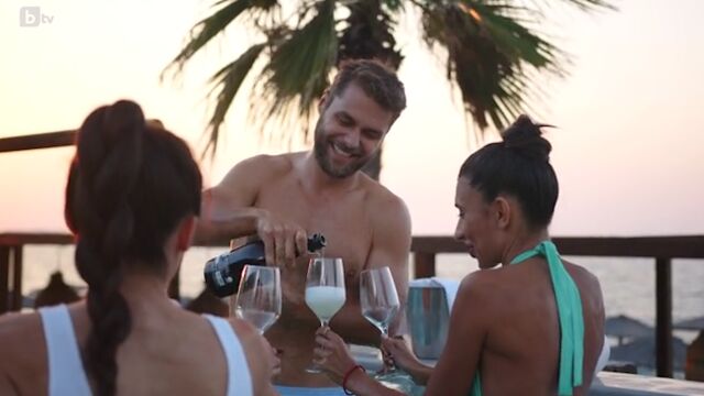 Снимка: В джакузи с две дами: Как Мария и Виктория си поделиха Ергенът? (ВИДЕО)