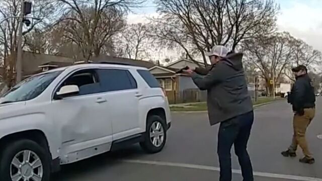 Снимка: 96 изстрела за 41 секунди: Ново убийство на чернокож от полицаи в САЩ (ВИДЕО)