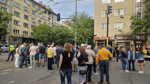 Снимка: Заради заграждане на паркоместа: Гражданско недоволство в центъра на София