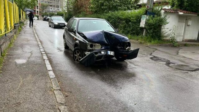 Снимка:  Поредица от ПТП-та в дъждовната сряда: Мъж се вряза в детска градина в София