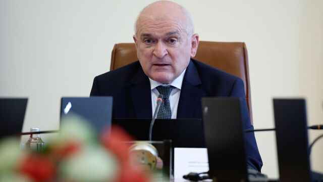 Снимка: Главчев: Даваме 30 млн. лв. на ясни, градини и училища да си покриват тока