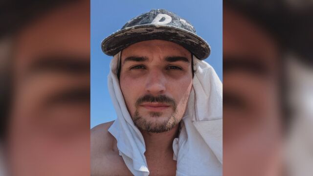 Снимка: Разрязват костюма на сърфист, за да го спасят - той се разгневява за щетите
