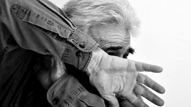 Снимка: 20-годишен стреля с пистолет по баща си в Перник