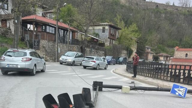 Снимка: Силният вятър във Велико Търново събори светофар