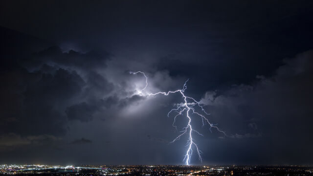 Снимка: Заради мощна буря: Клон падна и уби шофьор във Франция 