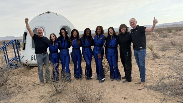 Снимка: Кейти Пери и изцяло женският екипаж на Blue Origin летяха в космоса (СНИМКИ + ВИДЕО)