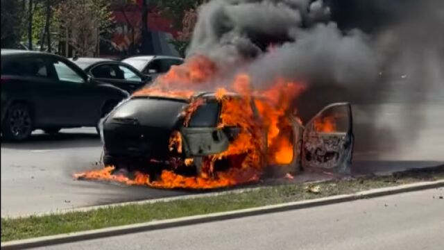 Снимка: Автомобил се запали на булевард „Цариградско шосе“ (ВИДЕО)