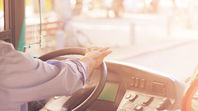 Снимка: Автобус аварира на кръстовище в София