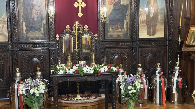 Снимка: Благодатният огън тръгна към епархиите в страната 