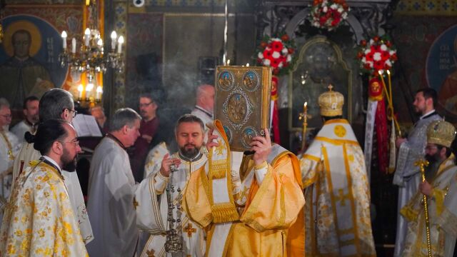 Снимка: Защо се обикаля църквата на Великден? (ВИДЕО)