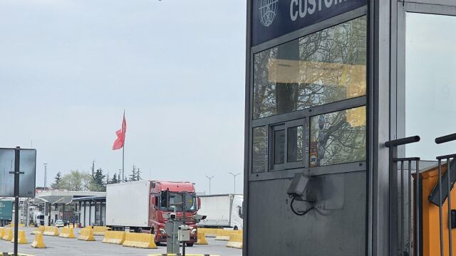 Снимка: 270 кг стимуланти за полова мощ в буркани задържаха на 