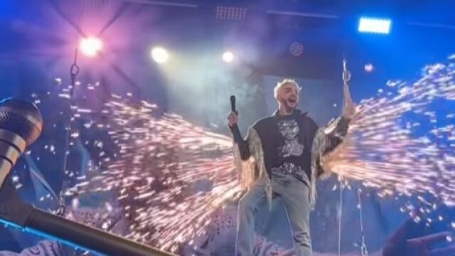 Снимка: По време на концерт: Филип Киркоров се подпали на сцената (ВИДЕО)
