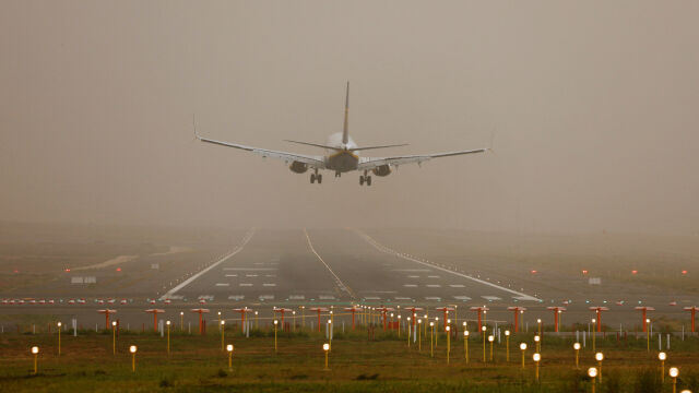 Снимка: Огромен пожар на летището в Кувейт след атака с дрон