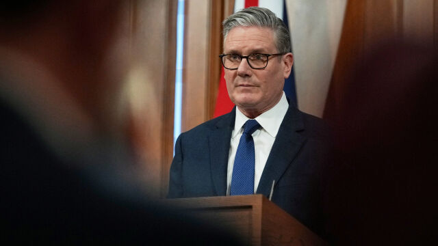 Великобритания свиква международна среща за възстановяване на движението през Ормузкия проток