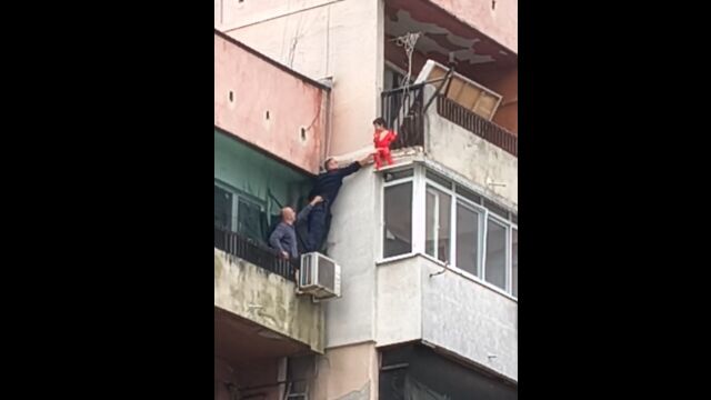 Дете увисна на парапет на тераса на 8-ия етаж в Ямбол (ВИДЕО)