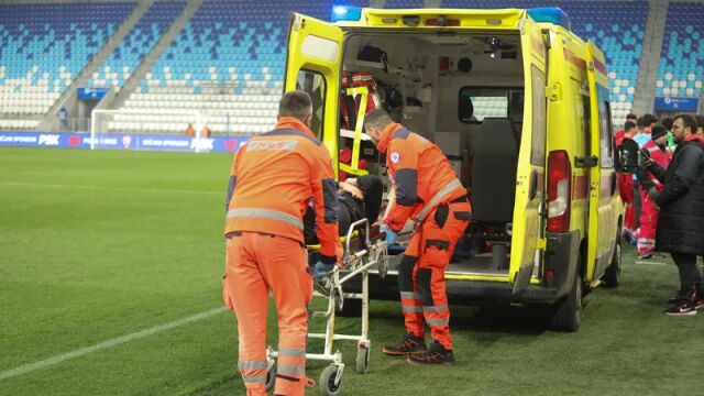 Снимка: Ужас по време на игра! Треньор е в болница след опит да се съблече! (ВИДЕО)