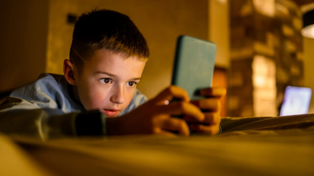 Снимка: „Ние, родителите, се нуждаем от помощ“: В Гърция отчаяно се опитват да отделят децата от телефоните преди забраната за социални мрежи