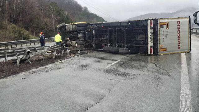 Тир се обърна и вряза в мантинелата на 