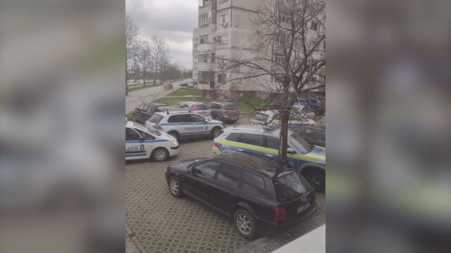 Прокуратурата проверява дали висящото от 8-ия етаж дете в Ямбол не е оставено умишлено на терасата