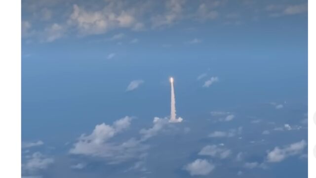 Снимка: Една друга гледна точка: Пътници заснеха излитането на космическата ракета от самолет (ВИДЕО)