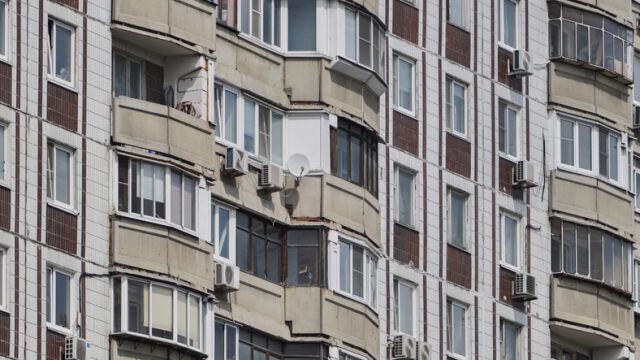 Снимка: В акт на отмъщение към майка си: Дете изхвърли 88 000 долара през прозореца на дома им