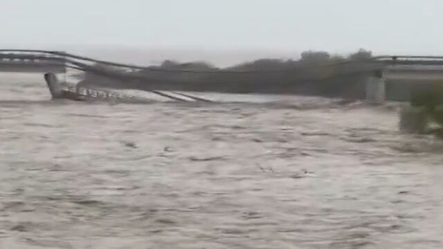 Снимка: Заради проливни дъждове: Мост се срути в Италия (ВИДЕО)